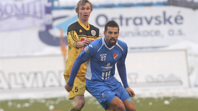 JE ZPT. Milan Baro (vpedu) ochutnal po jedencti letech zase eskou ligu.