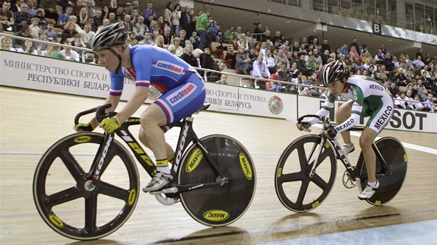 V ELE. esk cyklistka Jarmila Machaov vvod pelotonu na ampiontu v Minsku.