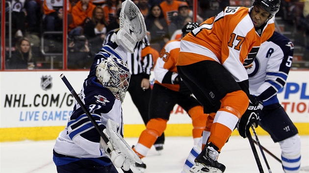 CLONN. Wayne Simmonds z Philadelphie zakrv vhled winnipegskmu brnaki Ondeji Pavelcovi.