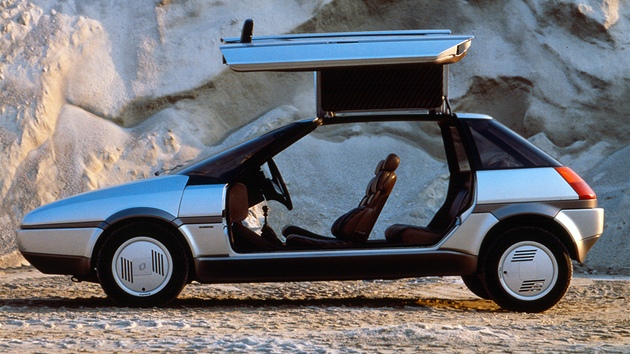 Dveře otvírané vzhůru byly v roce 1983 zase populární: Giugiarův koncept Renault Gabbiano. Gabbiano je italsky racek. Vzhůru otvíraným dveřím se u aut říká racčí křídla.