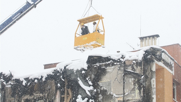 Prvn den demolice vbuchem pokozenho domu (23. nora 2013).