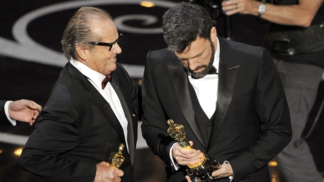 Oscar 2013 - Ben Affleck  pevzal cenu za Argo z rukou Jacka Nicholsona