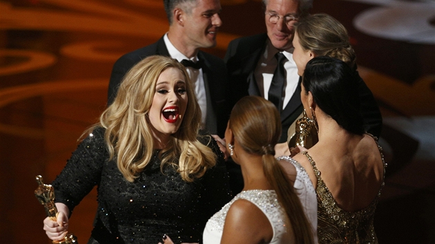 Oscar 2013 - Adele a Paul Epworth s cenami za pse Skyfall, pedvali Richard Gere, Rene Zellwegerov, Queen Latifah a Catherine Zeta-Jonesov