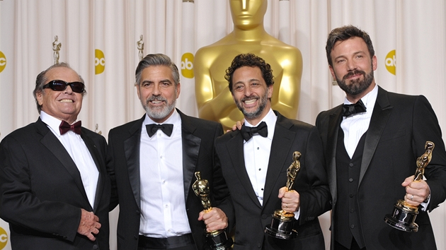 Oscar 2013  herec Jack Nicholson a producenti vtznho filmu Argo George Clooney, Grant Heslov a Ben Affleck 