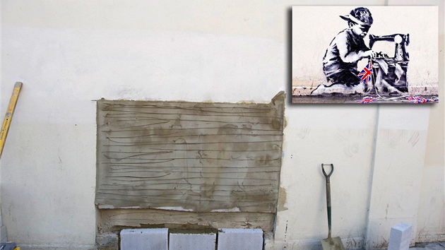 Londnsk kresba slavnho vtvarnka Banksyho (ve vezu vpravo) ped asem zmizela i s st zdi. Te se objevila na auknm webu v USA.