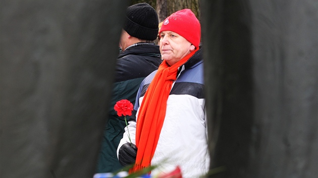 Desítky lidí uctily na pražských Olšanských hřbitovech památku spisovatele a novináře Julia Fučíka (22. února 2013).