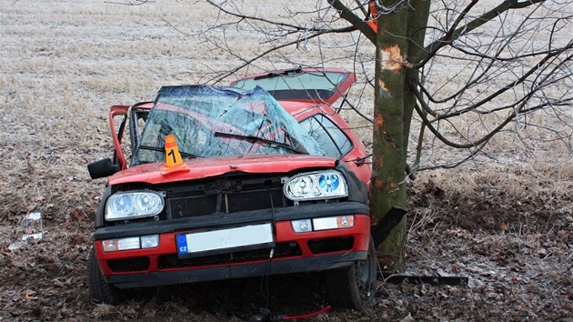 Uvnit Volkswagenu Golf se u ermanic zranilo pt lid.