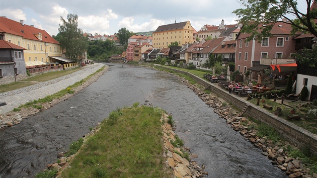 Kvli protipovodovm pravm zmizel ostrov ve Vltav u Lazebnickho mostu. Lidem se to nelbilo, tak tam jeho st vrtili.