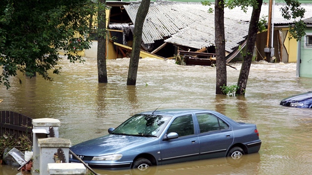 Rozvodnn Vltava a Polenice zatopily v lt 2002 krumlovsk sportovit. V pozad je vidt zimn stadion.