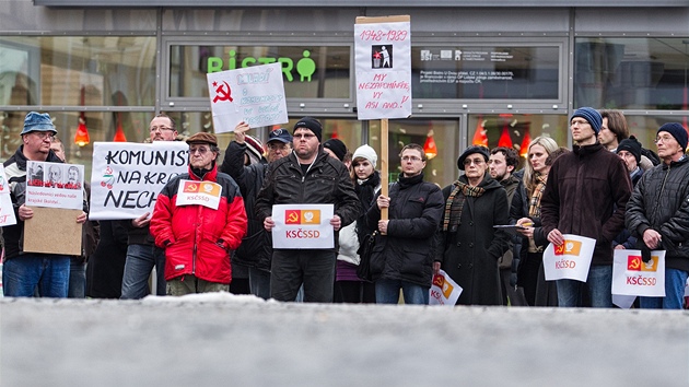 Demonstrace v sdle Krlovhradeckho kraje na hradeckm Pivovarskm nmst proti asti KSM v krajsk rad. (25. 2. 2013)