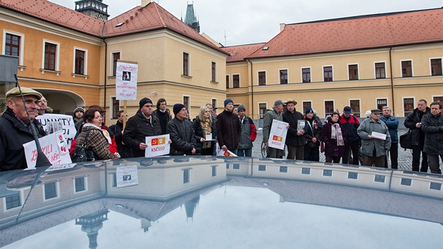 Demonstrace v sdle Krlovhradeckho kraje na hradeckm Pivovarskm nmst proti asti KSM v krajsk rad. (25. 2. 2013)