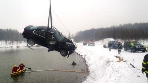 Hasii lovili BMW z rybnka v Horn Such na Karvinsku