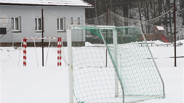 Star nevyhovujc branky (erven) jsou uvzan etzem. Branka v poped m podle starosty Zdeka Jirsy certifikt o bezpenosti. 