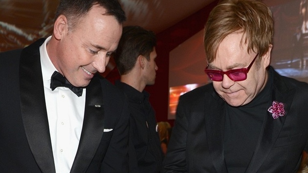 Elton John a David Furnish pivedli syna Zacharyho.