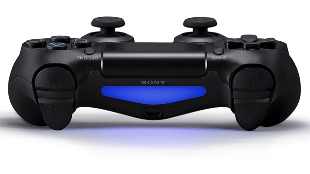 Ovlada PlayStation 4 se jmenuje Dualshock 4 a m pedn dotykovou plochu. Novinkou je tlatko pro sdlen. 

