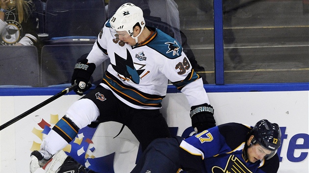 PD. Vladimr Sobotka ze St. Louis (dole) m k ledu, kam ho poslal Logan Couture ze San Jose.  