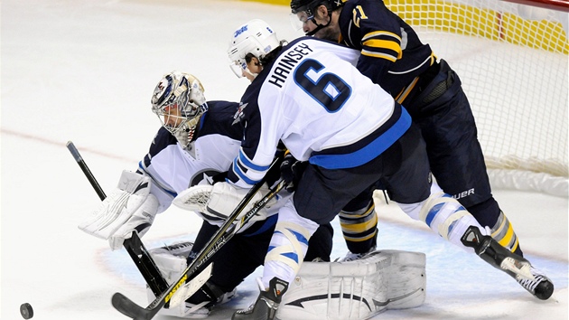 PIPRAVEN. Brank Winnipegu Ondej Pavelec pedvd v utkn proti Buffalu dal zkrok.  