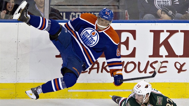 LETEC. Ale Hemsk z Edmontonu placht vzduchem, na led le Cal Clutterbuck z Minnesoty. 