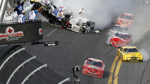 Kyle Larson (slo 32) pi nehod v zvodu NASCAR v Dayton. 