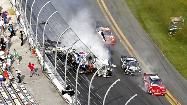 Kyle Larson (slo 32) pi nehod v zvodu NASCAR v Dayton. 