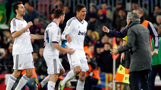 PRO POCHVALU. Raphael Varane se po glu b pozdravit s trenrem Realu Madrid Jos Mourinhem. 