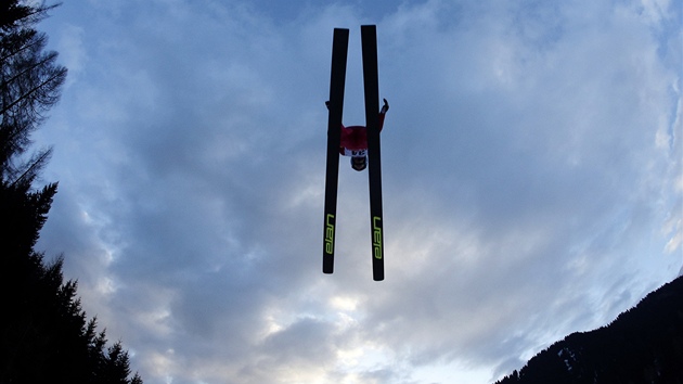 Jeden ze skokan na lych v kvalifikaci na zvod na velkm mstku na mistrovstv svta ve Val di Fiemme. 