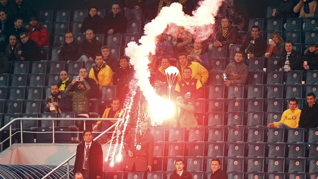 BALONEK S PYROTECHNIKOU. Fanouci Fenerbahce Istanbul na stadion v utkání proti