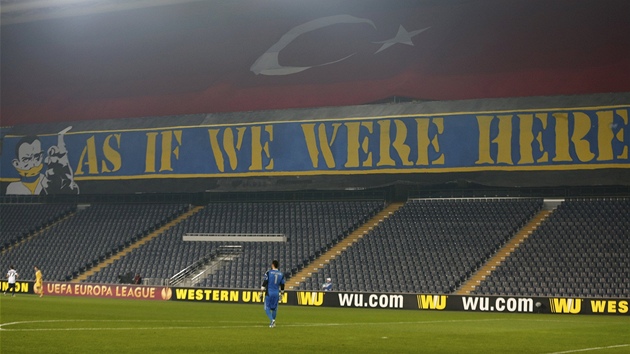 JAKO BYCHOM TU BYLI. Zpas na hiti Fenerbahce Istanbul se hrl bez divk, a tak fanouci nechali na stadionu alespo vzkazy.