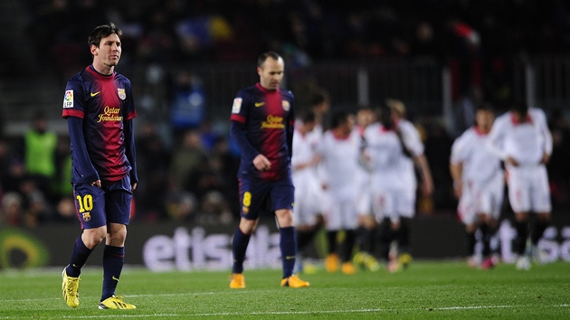 SMUTN HVZDY. Lionel Messi a Andrs Iniesta z Barcelony jdou smutn na svou polovinu hit pot, co jejich tm inkasoval gl.
