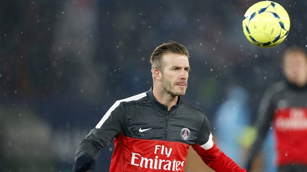 Zlonk David Beckham se rozcviuje ped svm prvnm zpasem za Paris St. Germain.