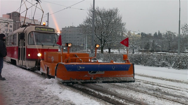 Nový sněžný pluh na tramvaji