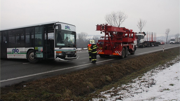 Autobus stojc kolon za nehodou se snail otoit, ale uvzl v bahn za krajnic.