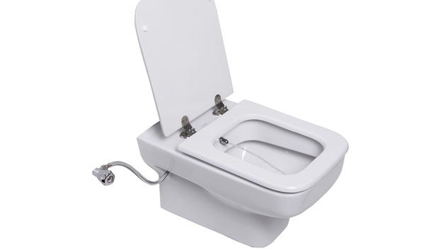 WC a bidet v jednom -  tryska je umstn vzadnm lmci sanitrn keramiky.