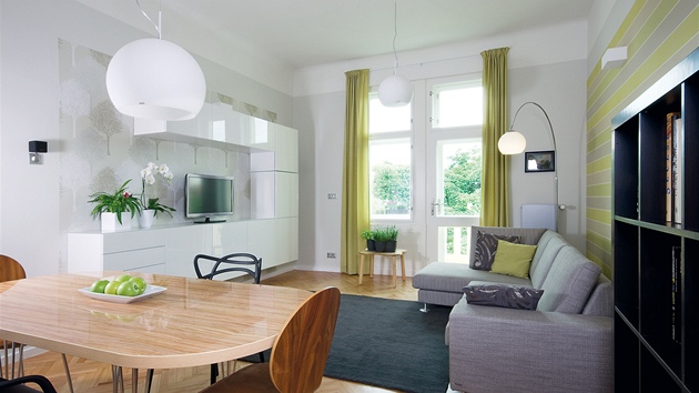 V obývacím pokoji se setkávají skíky IKEA s nábytkem na zakázku, idlemi