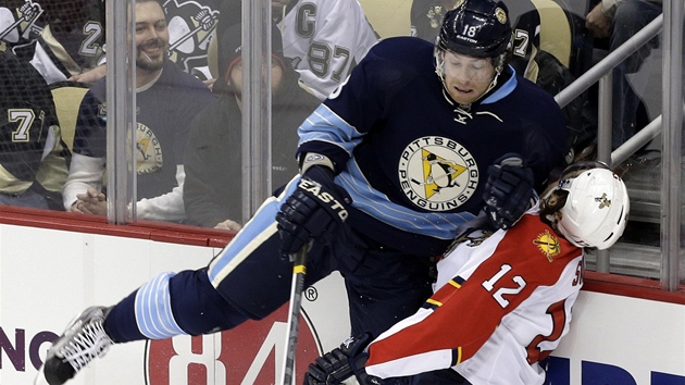 James Neal (vlevo) z Pittsburghu tvrd atakuje floridskho Jacka Skillea.