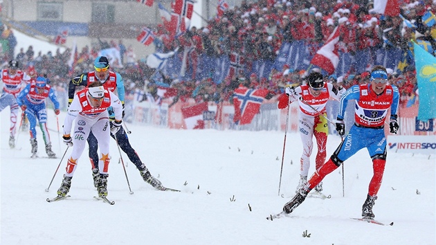 Rusk bec na lych Nikita Krjukov (vpravo) projd vtzn clem sprintu tm na MS ve val di Fiemme.