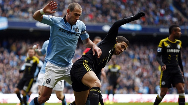 SOUBOJ O M. Pablo Zabaleta (vlevo) z Manchesteru City v souboji s Edenem Hazardem z  Chelsea.