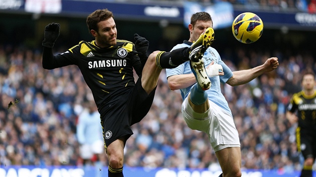 FOTBALOV KANKN. Juan Mata (vlevo) z Chelsea bojuje o m s Jamesem Milnerem z Manchesteru City. 