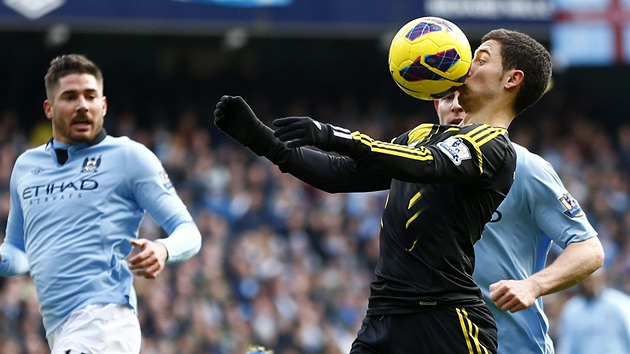 DO NOSU!  Eden Hazard z Chelsea zpracovv v zpase s Manchesterem City m tv.