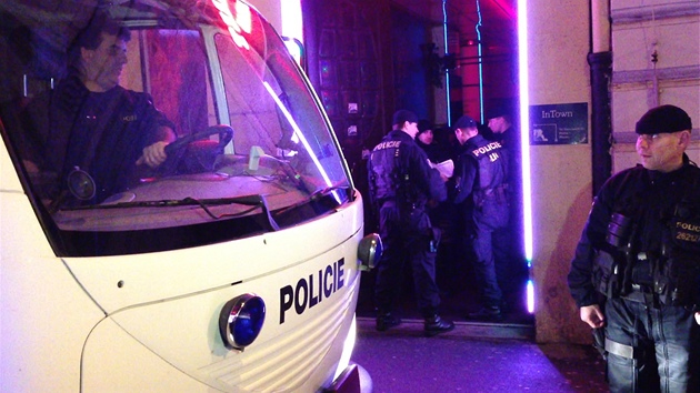 Policejní zátah v nočním podniku Cabaret Atlas v ulici Ve Smečkách v centru Prahy (26. února 2013). 