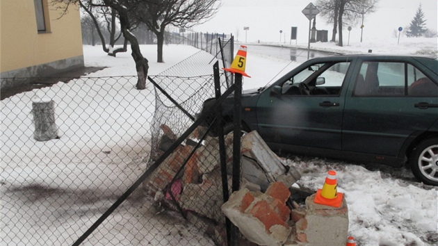 Silně opilý řidič nezvládl v Čelčicích na Prostějovsku odbočování, vyjel mimo silnici a zboural rozvodnou skříň a plot.