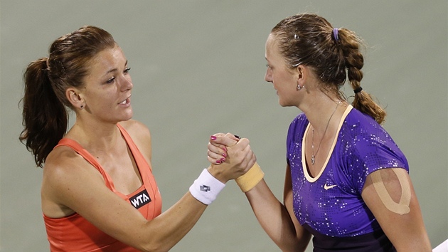 Agnieszka Radwaská (vlevo) gratuluje po tvrtfinále v Dubaji své pemoitelce