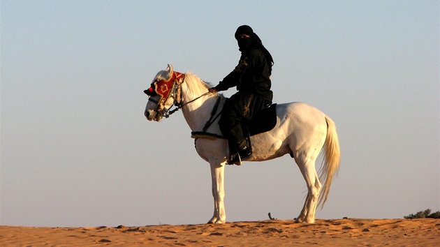 Mu v obleku Tuarega m ohniv pohled.