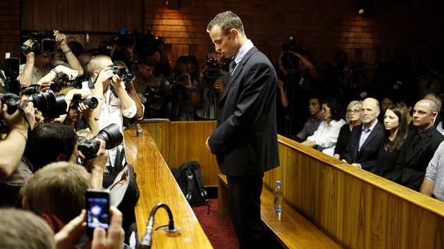 Obalovan atlet Oscar Pistorius u soudu v Pretorii.