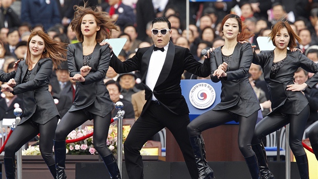 Jihokorejsk rapper Psy vystupuje bhem inaugurace prezidentky v Soulu. Zazpval svj svtoznm hit Gangnam Style.