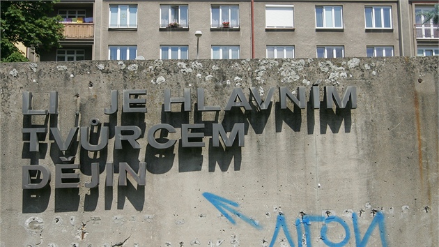 Betonov monument u Koruny v Hradci Krlov zstv na svm mst, v Galerii cti visely podobizny skvlch dernk.