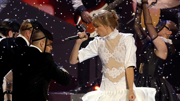 Zpvaka Taylor Swiftov na Brit Awards 