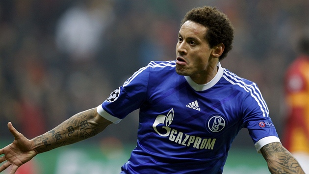 VYROVNAL. Jermaine Jones z Schalke slav svj gl proti Galatasarayi.