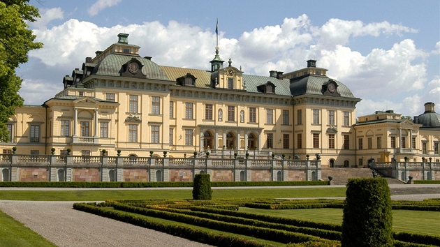 Zmek Drottningholm, kde bydl vdsk krlovsk rodina.