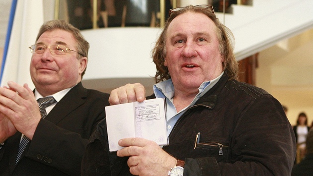 Gérard Depardieu ukazuje svůj ruský pas. (23. února 2013)
